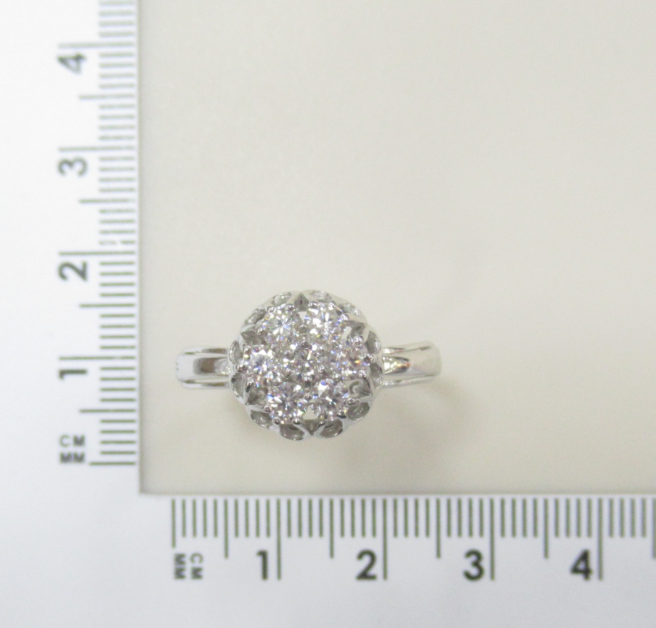 Серебряное кольцо с муассанитами